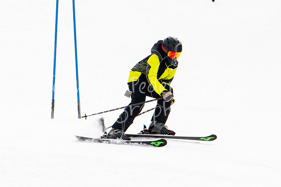 02122022SkiTeamAction-0002
